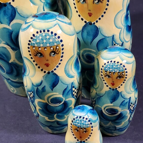 Vintage Russian Matryoshka Nesting Dolls, Blue Floral Woman Dolls, 1.75 - 5" - Picture 7 of 9